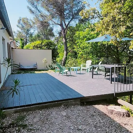 Maison Dans Un écrin De Chênes Provençale *